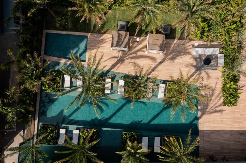 Imagem Aérea Da Piscina Com Borda Infinita E Área De Lazer Do Park View Vila Nova Conceição, Com Paisagismo De Benedito Abbud