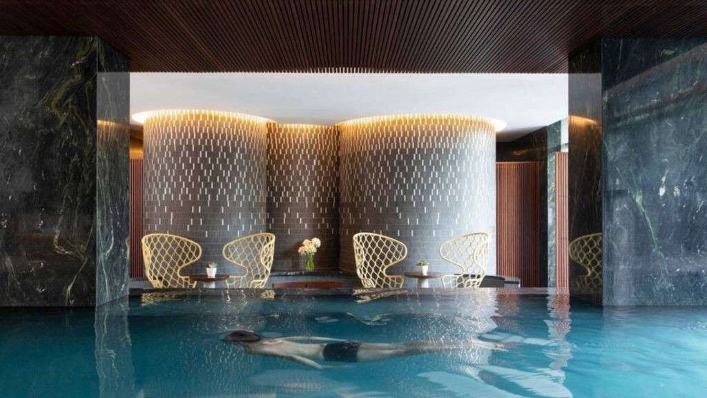 Os 5 Hotéis Mais Luxuosos De São Paulo: Experiência 5 Estrelas Na Capital 6 Piscina Interna Luxuosa Do Four Seasons São Paulo Com Iluminação Sofisticada.