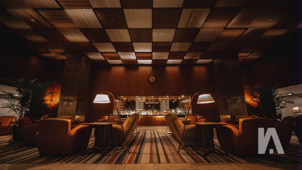 Os 5 Hotéis Mais Luxuosos De São Paulo: Experiência 5 Estrelas Na Capital 10 Lounge Sofisticado Do Hotel Fasano São Paulo Com Móveis De Couro E Bar Iluminado.