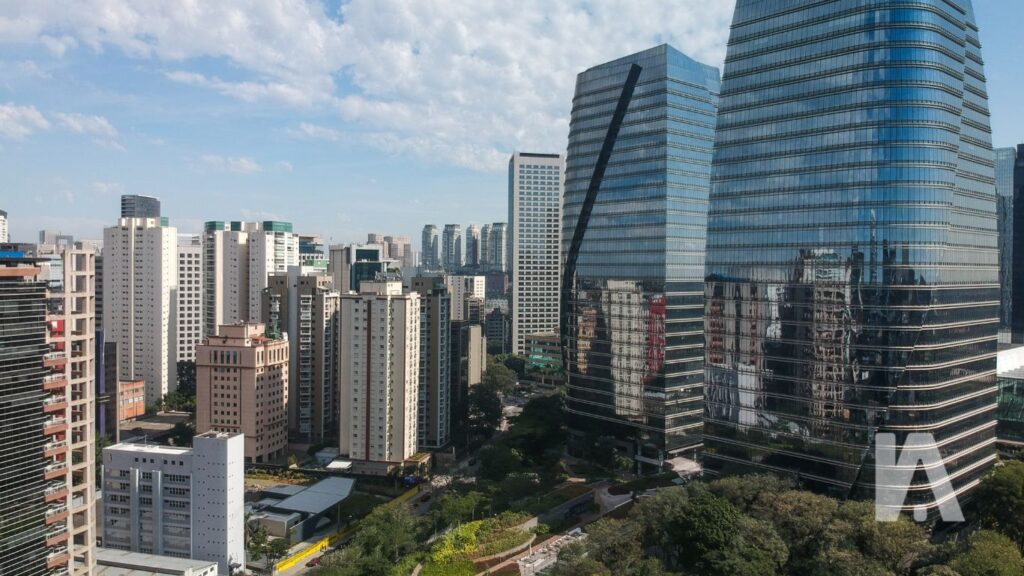 Como É Morar No Bairro Do Itaim Bibi Em São Paulo? 5 Skyline Do Itaim Bibi Com O Parque Do Povo Em Destaque Ao Entardecer.