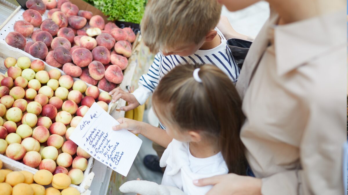 Infográfico com listas personalizadas de supermercado para diferentes perfis de moradia