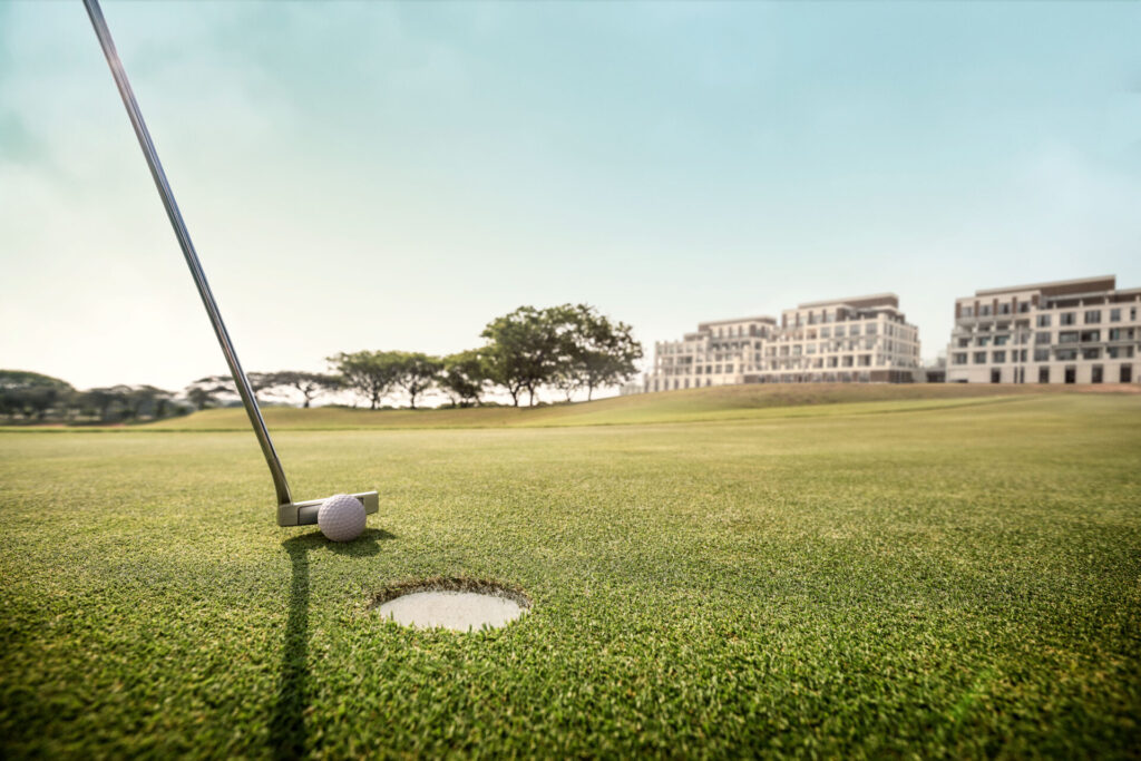 Boa Vista Village: O Reduto De Luxo Que Transformou Porto Feliz Nos “Hamptons Paulistas” 11 Fachada Das Residências De Golfe No Boa Vista Village Com Paisagismo Elegante